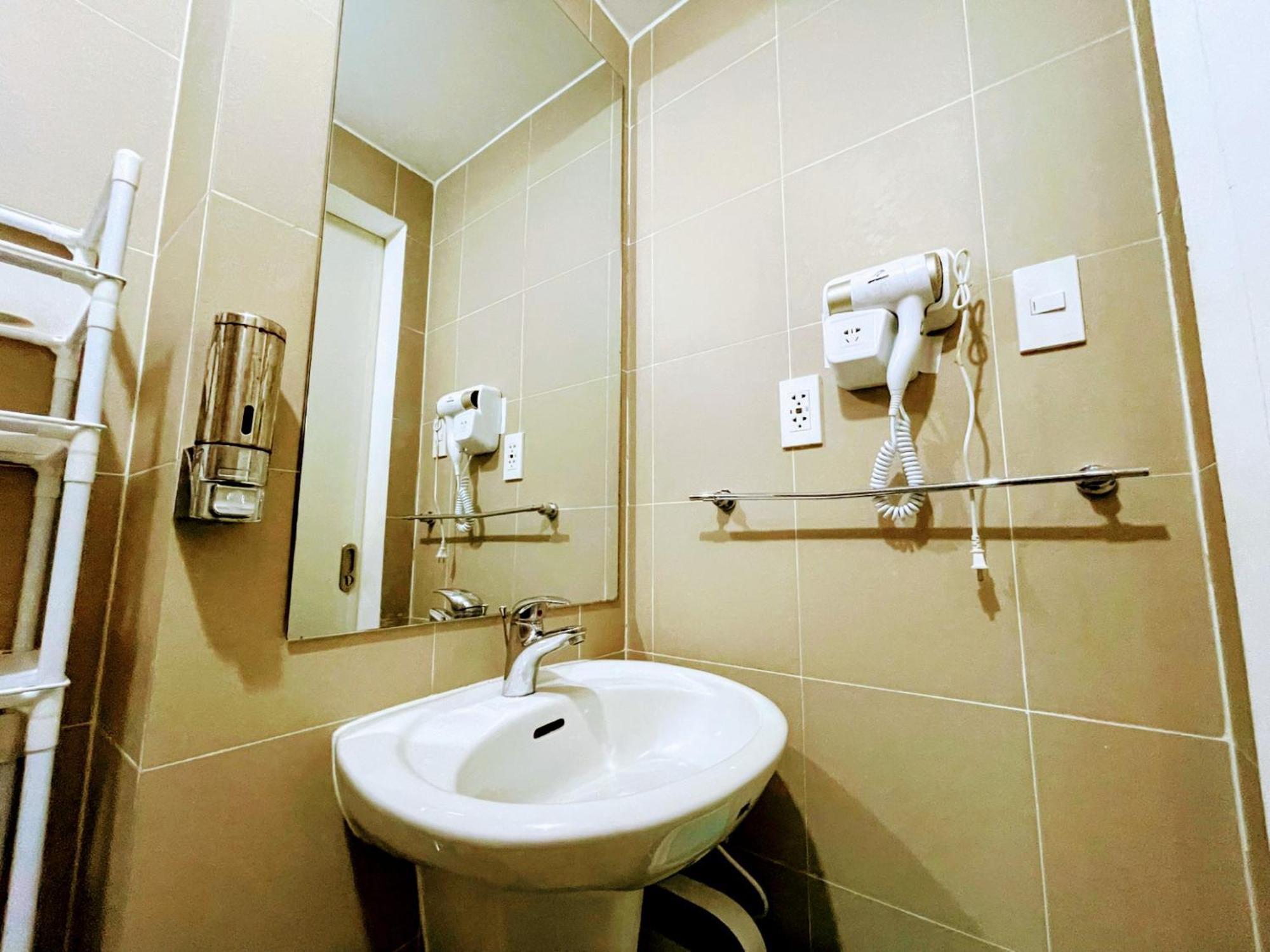 Acellyne'S Suites At The Residences At Commonwealth By Century Quezón by Rom bilde