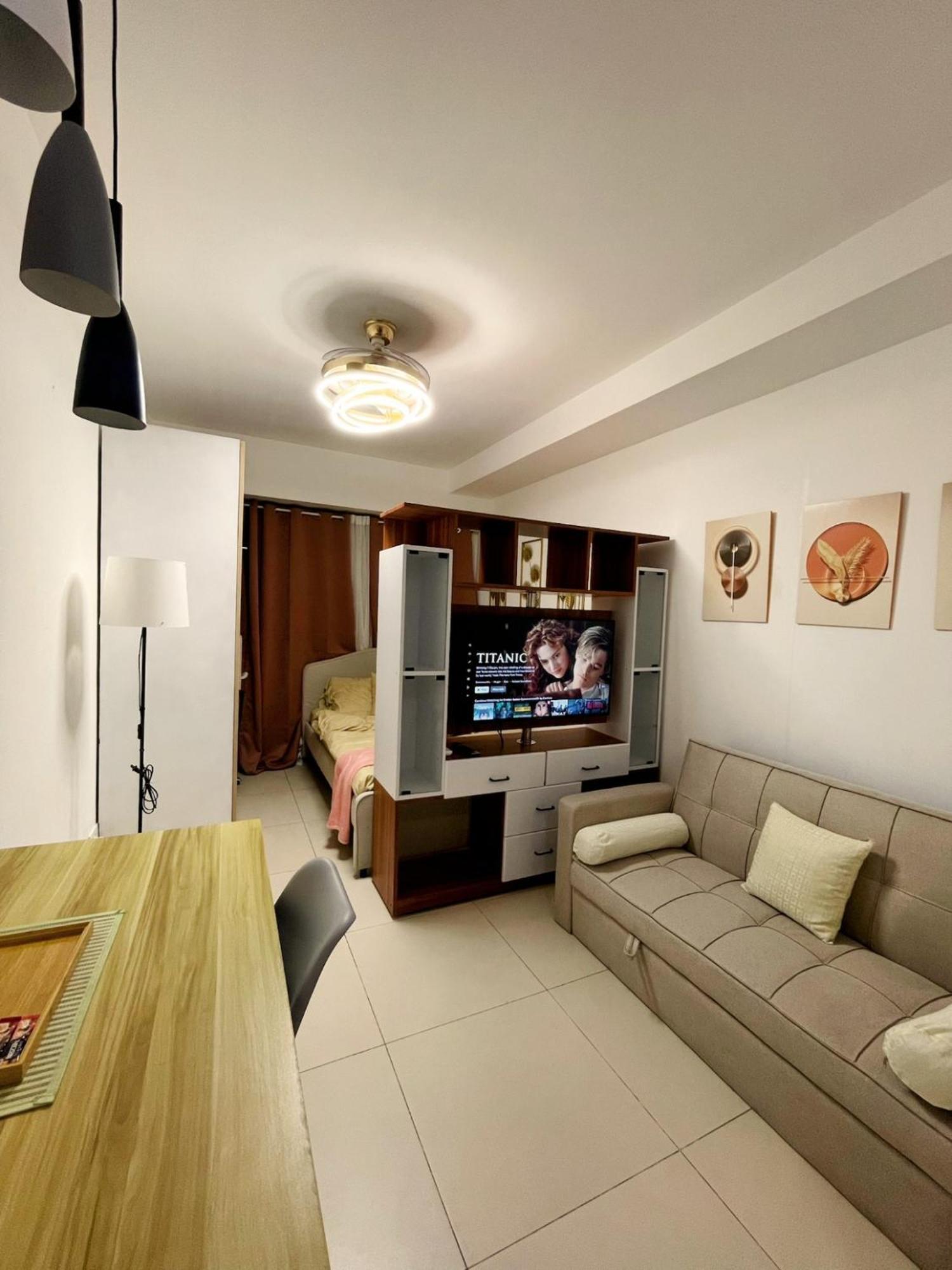 Acellyne'S Suites At The Residences At Commonwealth By Century Quezón by Rom bilde