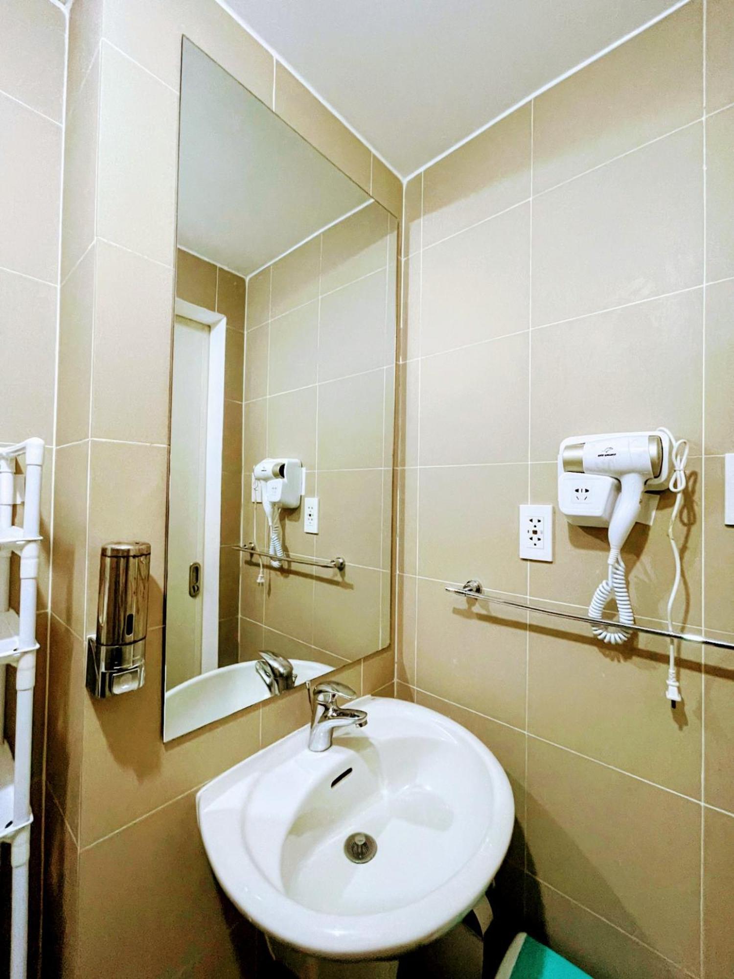Acellyne'S Suites At The Residences At Commonwealth By Century Quezón by Rom bilde