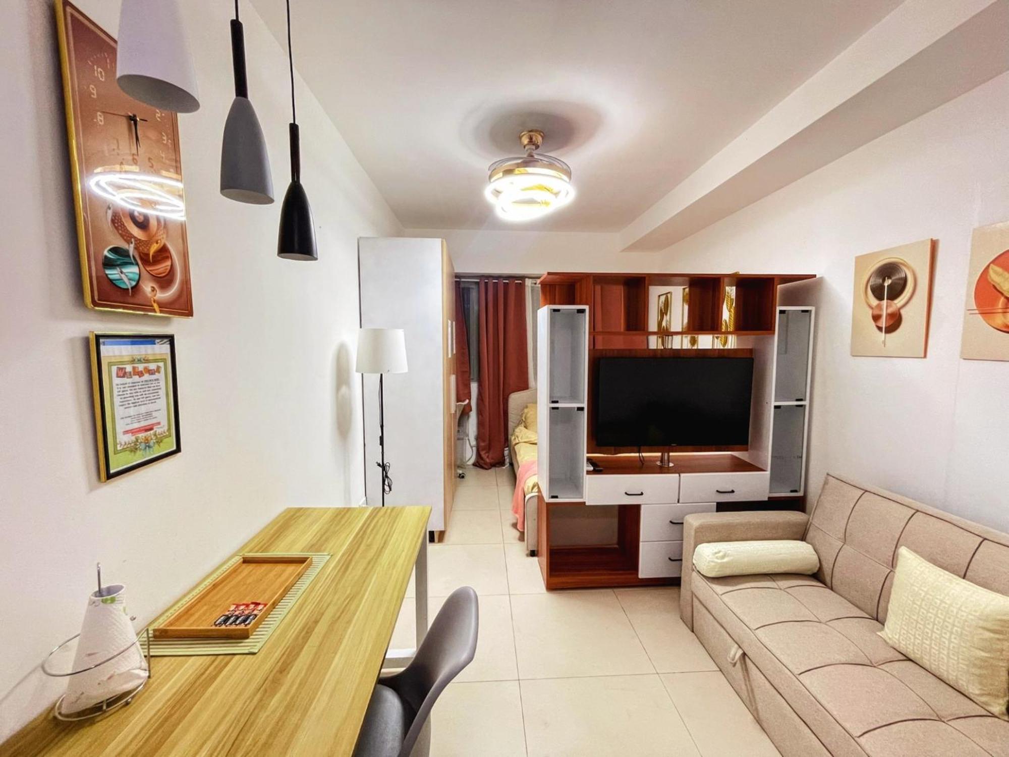 Acellyne'S Suites At The Residences At Commonwealth By Century Quezón by Rom bilde